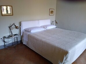 2 bedrooms, iron/ironing board, Internet, bed sheets