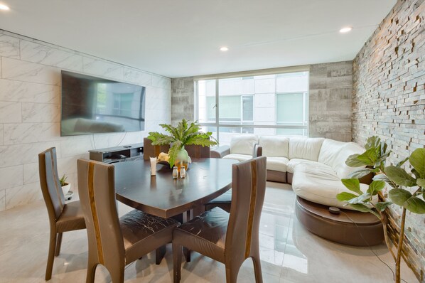 Apartament Comfort | Sala d'estar | Televisor intel·ligent de 50 polzades amb canals per satèl·lit