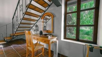 Habitación familiar, varias camas | Caja de seguridad en la habitación y decoración personalizada