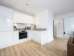 Kjøleskap, mikrobølgeovn, ovn og oppvaskmaskin