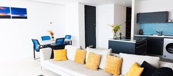 Cosy One-bedroom Contemporary Condo 