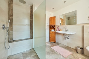 Doccia, asciugacapelli, asciugamani, sapone