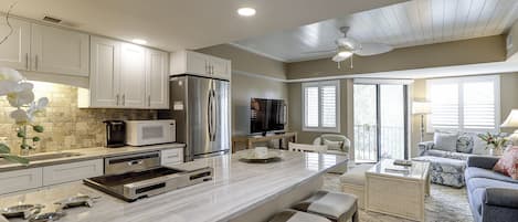 Een koelkast, een magnetron, een kookplaat, een vaatwasser