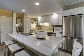 Refrigerador, microondas, parrilla de estufa y lavavajillas 