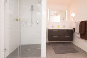 Haartrockner, Handtücher, Toilettenpapier