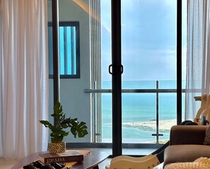 Departamento Deluxe, 3 habitaciones, para no fumadores, vista al mar | Área de sala de estar | Smart TV, consola de videojuegos, Netflix y servicios de streaming 