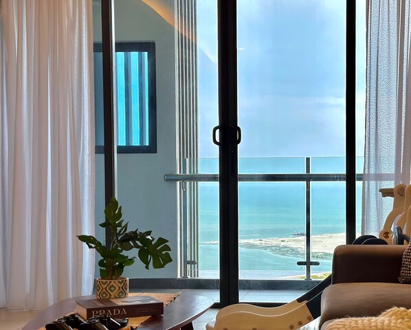 デラックス アパートメント 3 ベッドルーム 禁煙 シービュー | リビング エリア | 48 インチのスマートテレビ (ケーブル放送視聴可)、テレビゲーム機、Netflix