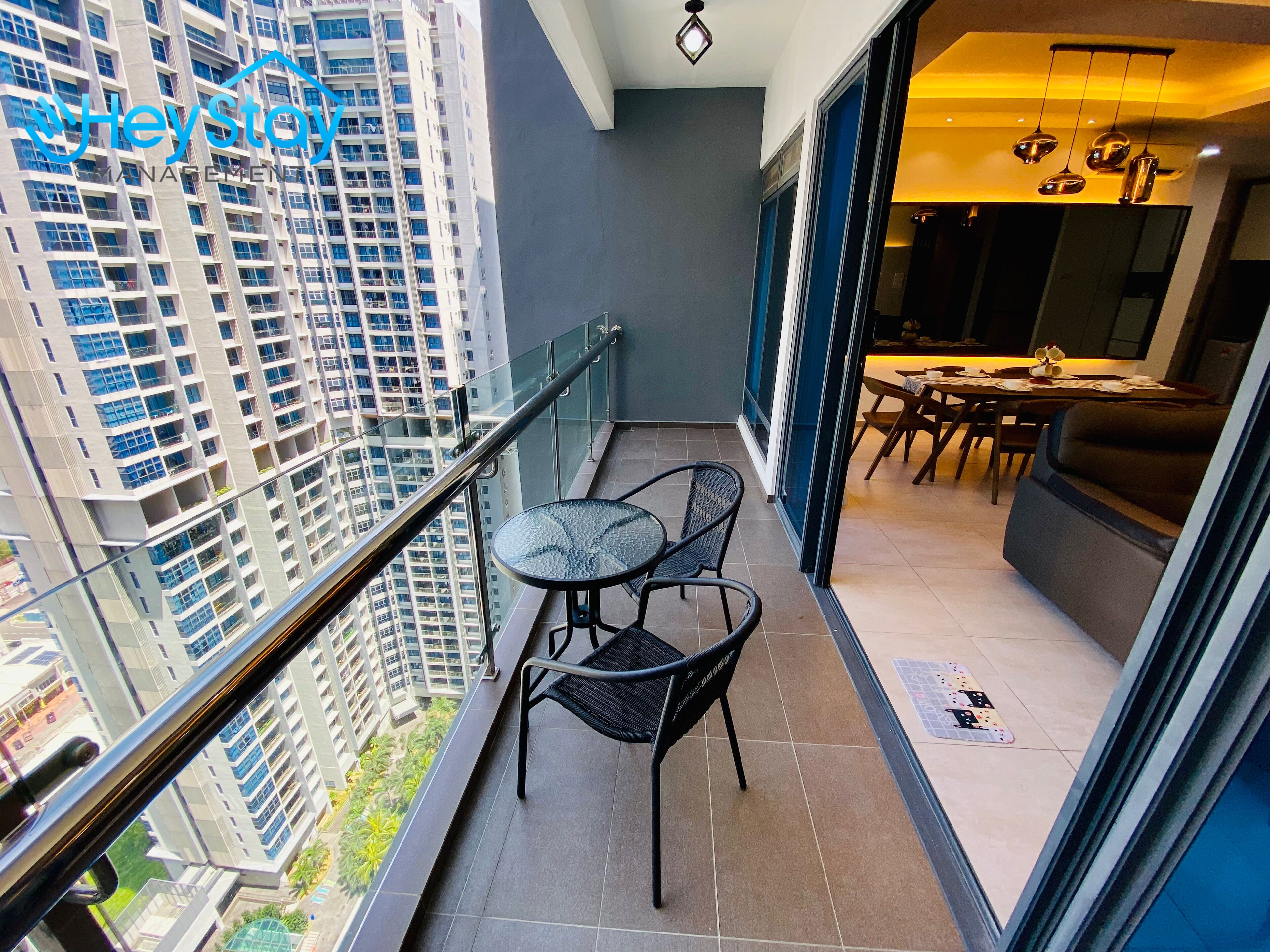 Apartemen Keluarga, 3 kamar tidur, balkon, pemandangan kolam renang | Area keluarga | Smart TV 48-inci dengan saluran TV kabel, konsol video game, dan Netflix