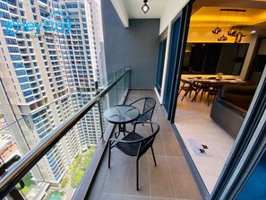 ファミリー アパートメント 3 ベッドルーム バルコニー プールビュー | リビング エリア | 48 インチのスマートテレビ (ケーブル放送視聴可)、テレビゲーム機、Netflix