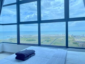 Departamento estándar, 2 habitaciones, balcón, vista al mar | Decoración personalizada, muebles diferentes y escritorio 