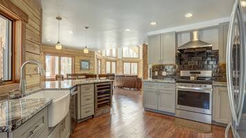 Premium House | Private kitchen | Full-size fridge, microwave, oven, stovetop