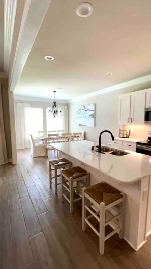 Private kitchen - Beautiful Home~Modern~Family Friendly~ Beach (Gulf Breeze)