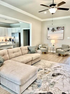 Living area - Beautiful Home~Modern~Family Friendly~ Beach (Gulf Breeze)