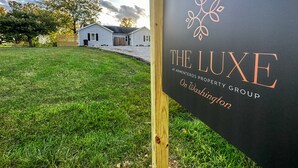 Schild für die Unterkunft 'The Luxe', die zum Armenteros Property Group gehört und sich in Washington befindet.