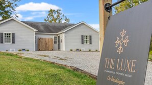 Schild für 'The Luxe' von Armenterios Property Group in Washington.