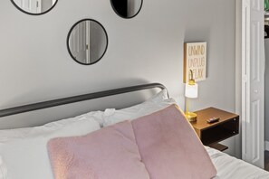 2 habitaciones, tabla de planchar con plancha, wifi y ropa de cama