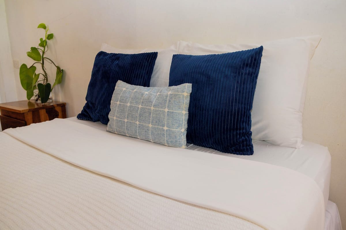 Habitación exclusiva doble, 2 camas de matrimonio, vistas parciales al mar (Atabey) | Ropa de cama de alta calidad y decoración individual