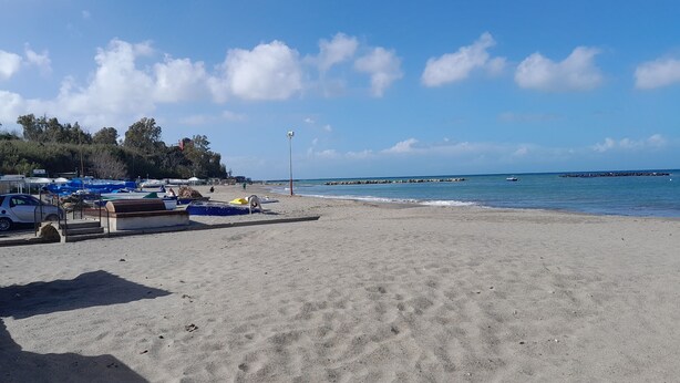 A beach with boats, a sandy shore, and a clear sky. - 1 Bedroom Apartment in Ischia (Ischia)