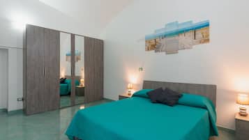 1 habitación, tabla de planchar con plancha, wifi gratis y ropa de cama