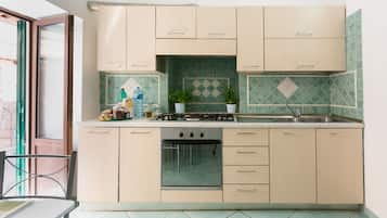 Jääkaappi, uuni, liesi, kahvin-/teenkeitin