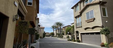 Vista frontal de la propiedad