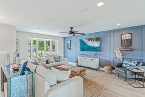 Een smart-tv, een open haard en videogames