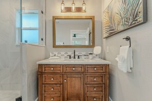 Hair dryer, towels, soap, shampoo - Waterfront / Dolphins / Luxury Design / HOT TUB (Port Orange)