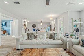 Een smart-tv, een open haard en videogames