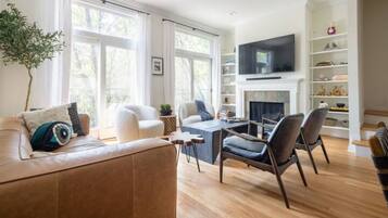 Smart TV, fireplace