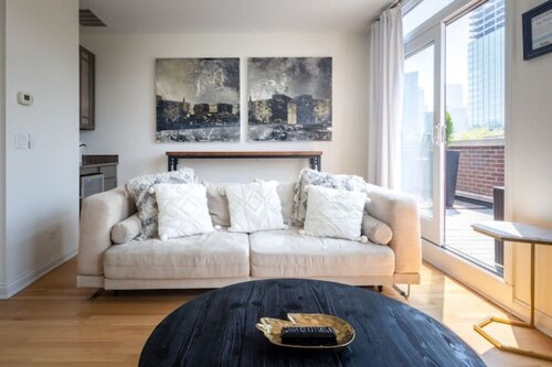 Steps to Fulton Market Downtown 4 bedroom Entire Home Sleeps 11 with City Views