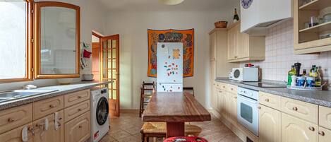 Fridge, microwave, oven, dishwasher
