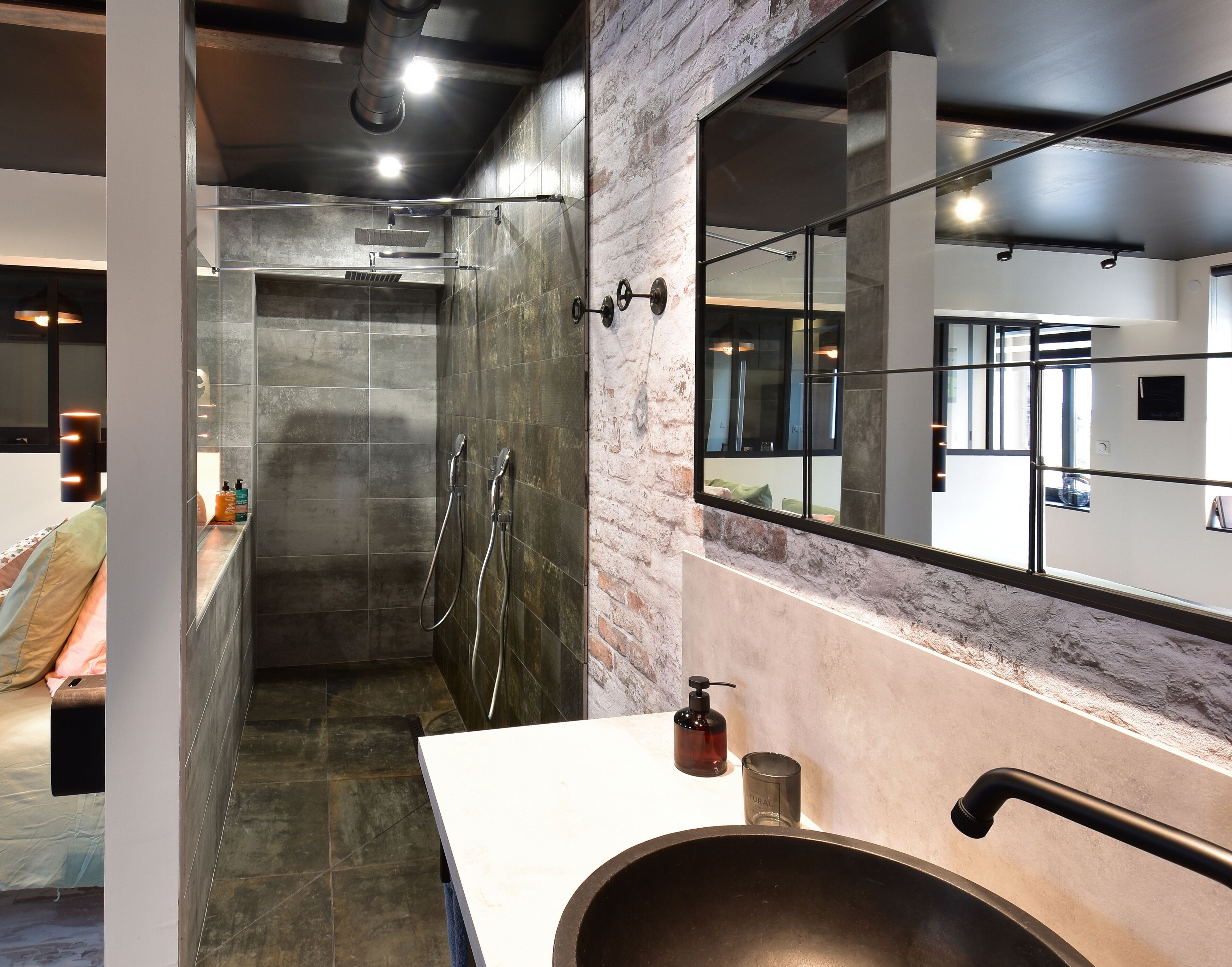 Articles de toilette gratuits, sèche-cheveux, serviettes fournies