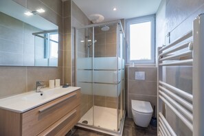 Hårføner og håndklær