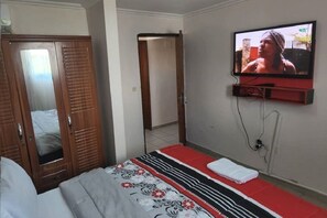 2 makuuhuonetta, silitysrauta/-lauta, vuodevaatteet