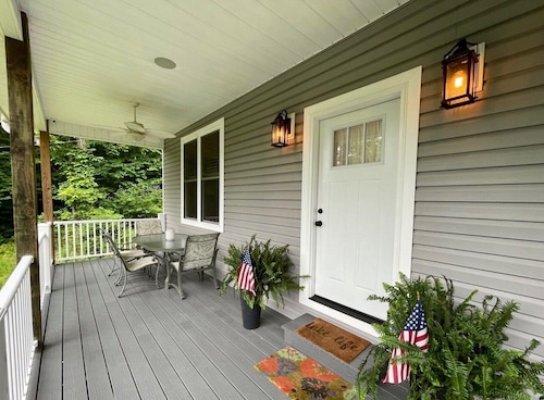 Slip-Away into Isolation & Relaxation w/ Covered Dock & Hot Tub. 