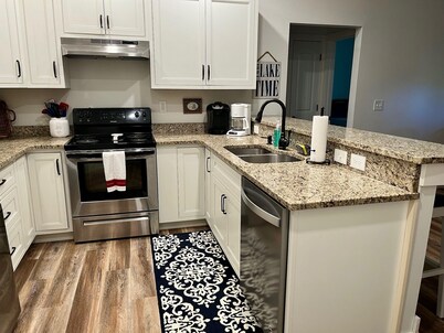 Slip-Away into Isolation & Relaxation w/ Covered Dock & Hot Tub. 