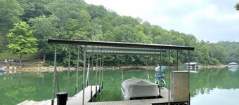 Slip-Away into Isolation & Relaxation w/ Covered Dock & Hot Tub. 