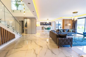 Luxury-Villa | Wohnbereich | 120-Zoll-Smart-TV mit Satellitenempfang, Fußbodenheizung