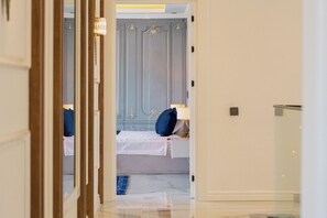 럭셔리 빌라 | 2 개의 침실, 고급 침구, 오리/거위털 이불, 책상