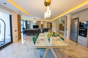 Luxury-Villa | Eigene Küche | Großer Kühlschrank, Mikrowelle, Ofen, Herdplatte