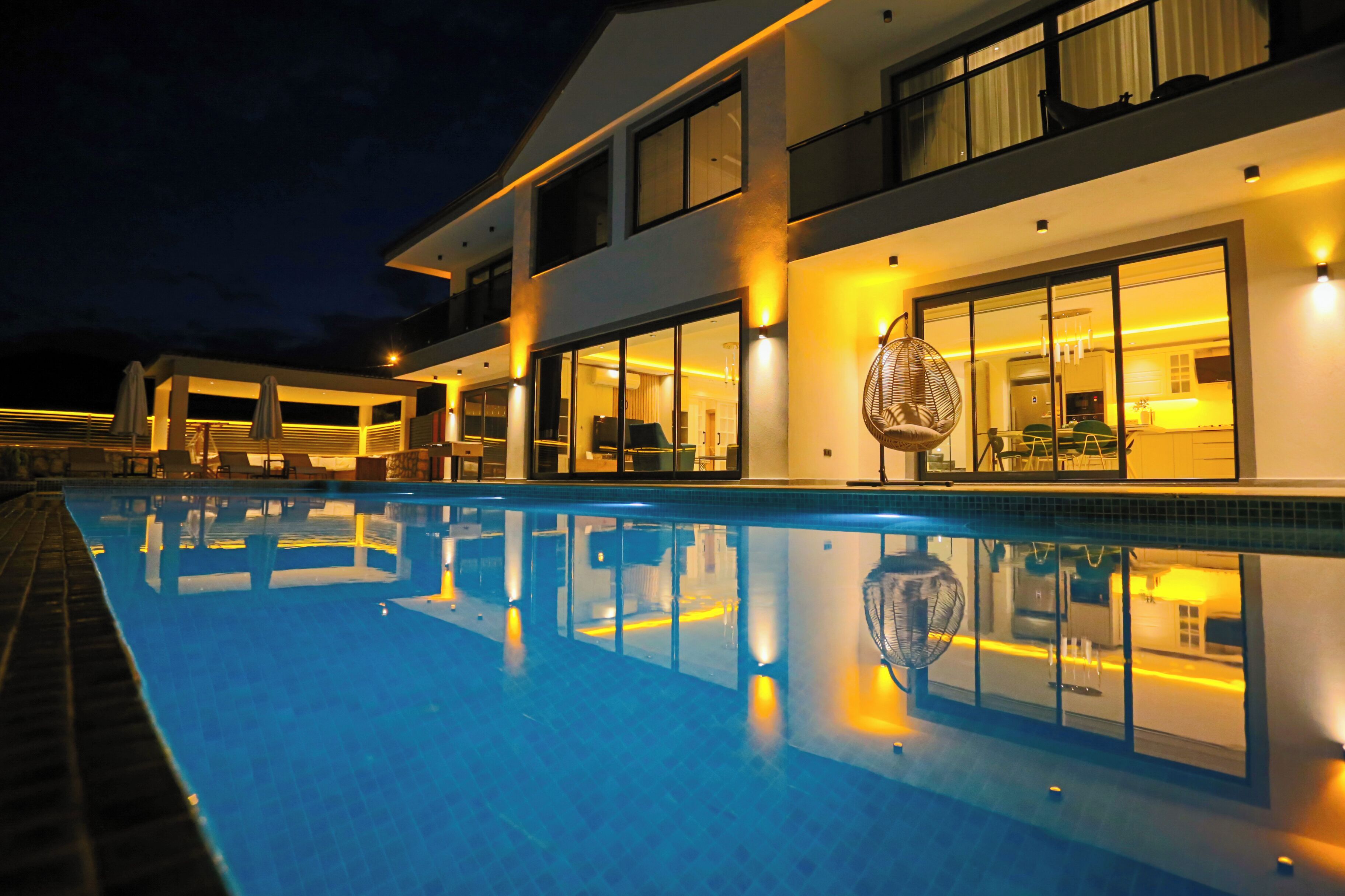 室內游泳池和室外游泳池