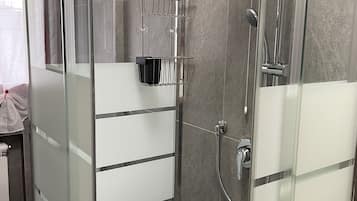 Haartrockner, Bidet, HandtĂŒcher, Seife