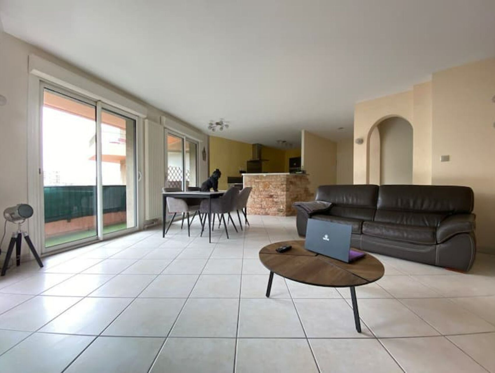 Fernseher, Bücher, Stereoanlage