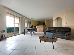 Una televisión, libros, un reproductor estéreo