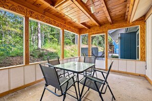 Outdoor dining - Beary Cozy Retreat (Gatlinburg)