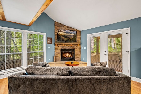 Living area - Beary Cozy Retreat (Gatlinburg)