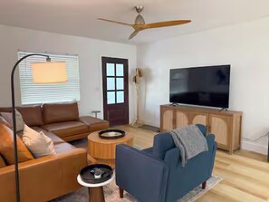 Smart TV, libros, estéreo