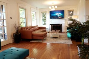 Smart TV, foosball, table tennis - Spacious home with office & entertainment near NYC (Ridgefield)