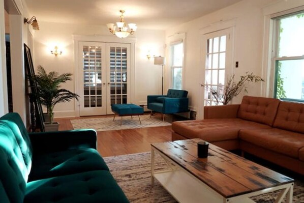 Smart TV, foosball, table tennis - Spacious home with office & entertainment near NYC (Ridgefield)