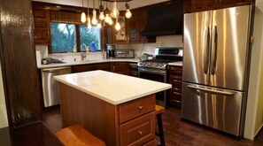 Fridge, microwave, oven, stovetop - Spacious home with office & entertainment near NYC (Ridgefield)